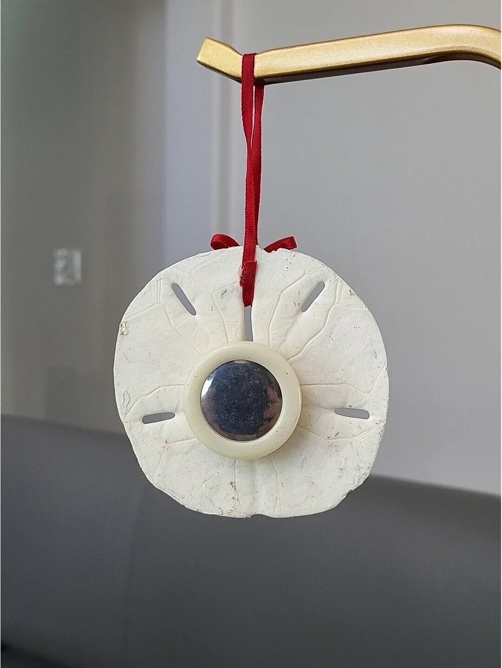 Vtg Christmas Ornament 1991 Plays Christmas Tunes Handpainted Sand Dollar Forest